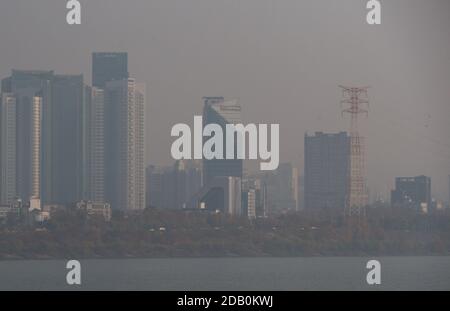 Seoul, Südkorea. November 2020. Gebäude sind in Smog gehüllt in Seoul, Südkorea, 16. November 2020. Der dicke Dunst verschlang am Montag die südkoreanische Hauptstadt Seoul sowie ihre Umgebung. Quelle: Wang Jingqiang/Xinhua/Alamy Live News Stockfoto