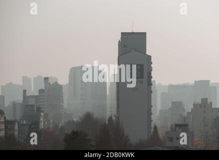 Seoul, Südkorea. November 2020. Gebäude sind in Smog gehüllt in Seoul, Südkorea, 16. November 2020. Der dicke Dunst verschlang am Montag die südkoreanische Hauptstadt Seoul sowie ihre Umgebung. Quelle: Wang Jingqiang/Xinhua/Alamy Live News Stockfoto