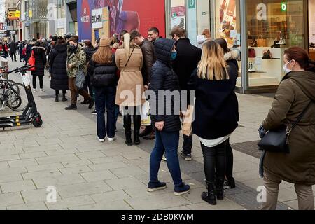 Wien, Österreich. November 2020. Volksgeschäfte an der Mariahilfer Einkaufsstraße am Wochenende vor der Lockdown-Modernisierung, Wien, Österreich, 14. November 2020. Österreich ordnete am Samstag eine dreiwöchige nationale Sperre ab November 17 an, um die Ausbreitung von COVID-19 einzuschränken. Quelle: Georges Schneider/Xinhua/Alamy Live News Stockfoto