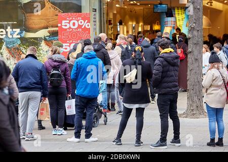 Wien, Österreich. November 2020. Volksgeschäfte an der Mariahilfer Einkaufsstraße am Wochenende vor der Lockdown-Modernisierung, Wien, Österreich, 14. November 2020. Österreich ordnete am Samstag eine dreiwöchige nationale Sperre ab November 17 an, um die Ausbreitung von COVID-19 einzuschränken. Quelle: Georges Schneider/Xinhua/Alamy Live News Stockfoto