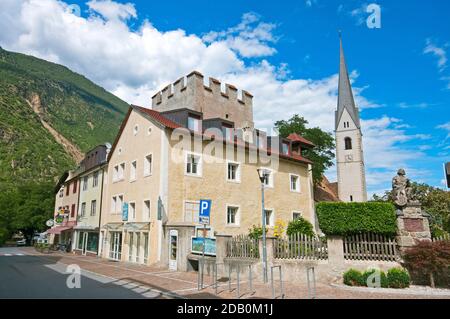 Schloss von Latsch und Glockenturm der Kirche SS Pietro e Paolo, Vinschgau (Vinschgau), Bozen, Trentino-Südtirol, Italien Stockfoto