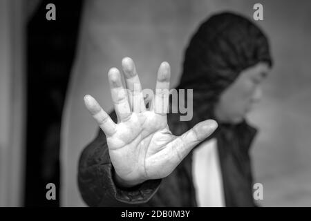 Konzept der psychischen Gesundheit. Deprimierter Mann winkt mit der Hand, um die Hilfe zu verdrängen oder zu verweigern. Stockfoto