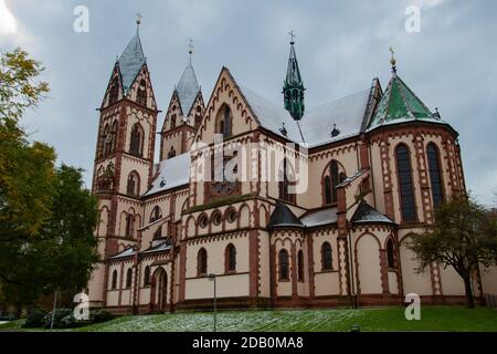 Freiburg im Breisgau/Deutschland - 10 28 2012: Herz-Jesu-Kirche in Freiburg in einem bewölkten Herbsttag nach dem ersten Schnee Stockfoto