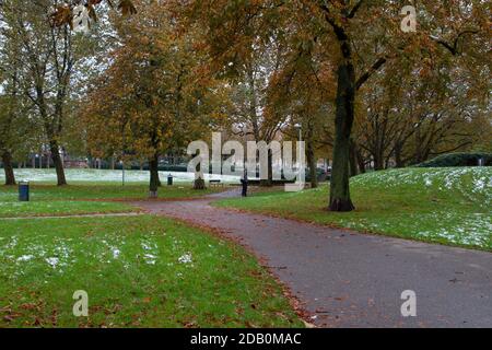 Freiburg im Breisgau/Deutschland - 10 28 2012: Herz-Jesu-Kirche in Freiburg in einem bewölkten Herbsttag nach dem ersten Schnee Stockfoto