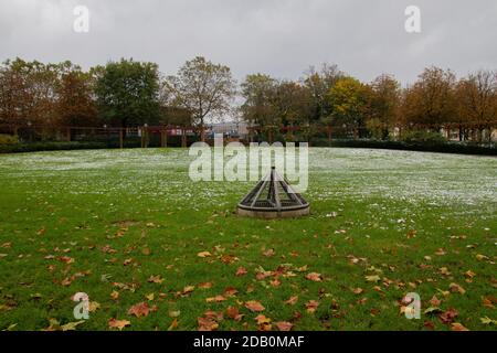 Freiburg im Breisgau/Deutschland - 10 28 2012: Herz-Jesu-Kirche in Freiburg in einem bewölkten Herbsttag nach dem ersten Schnee Stockfoto