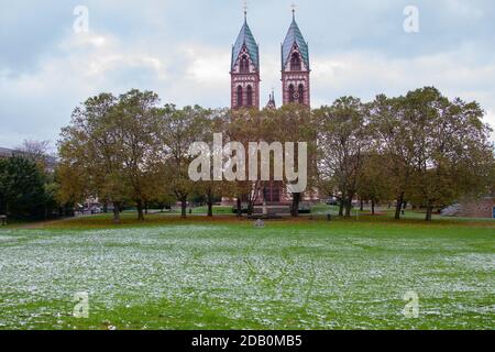 Freiburg im Breisgau/Deutschland - 10 28 2012: Herz-Jesu-Kirche in Freiburg in einem bewölkten Herbsttag nach dem ersten Schnee Stockfoto