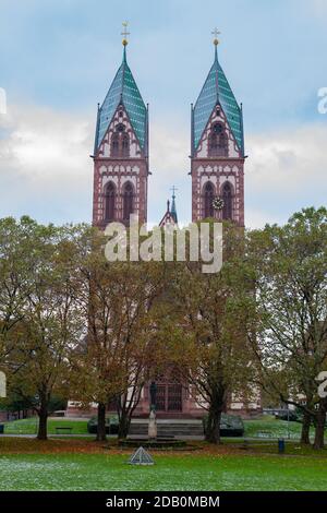 Freiburg im Breisgau/Deutschland - 10 28 2012: Herz-Jesu-Kirche in Freiburg in einem bewölkten Herbsttag nach dem ersten Schnee Stockfoto