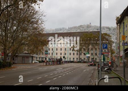 Freiburg im Breisgau/Deutschland - 10 28 2012: Leere europastraße am bewölkten Herbsttag nach dem ersten Schnee Stockfoto