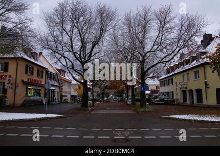 Freiburg im Breisgau/Deutschland - 10 28 2012: Leere europastraße am bewölkten Herbsttag nach dem ersten Schnee Stockfoto