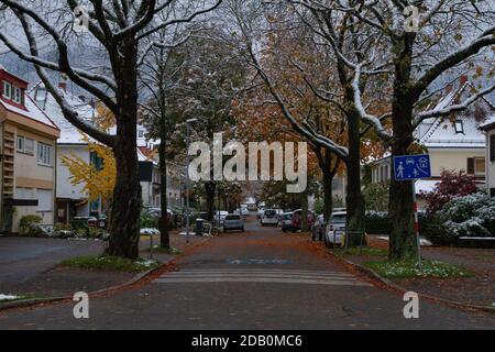 Freiburg im Breisgau/Deutschland - 10 28 2012: Leere europastraße am bewölkten Herbsttag nach dem ersten Schnee Stockfoto