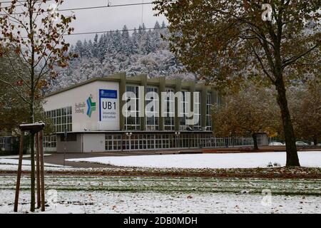 Freiburg im Breisgau/Deutschland - 10 28 2012: Leerer schneebedeckter Platz vor der Universitätsbibliothek. Ziemlich urbane Szene. Stockfoto