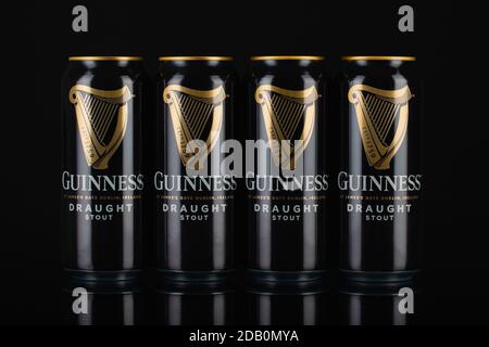 Prag, Tschechische Republik - 12. November,2020:Guinness-Dosen auf schwarzem Hintergrund.Guinness Ist ein dunkler irischer Trockenstout, der aus dem stammt Brauerei von Ar Stockfoto