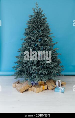 Weihnachtsbaum blau Kiefer mit Geschenken Interieur Neujahr Stockfoto