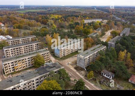 Elstal, Deutschland. November 2020. Blick auf die Ruinen des ehemaligen Olympischen Dorfes in Elstal in Brandenburg. Nach Jahrzehnten der Vernachlässigung mit dem damit einhergehenden Verfall der historischen Gebäude bestimmen Bauarbeiter die Ereignisse auf einem Teil des Areals. Sie haben den ehemaligen Speisesaal der Nationen im Olympischen Dorf umfassend renoviert und weitere neue Wohngebäude in unmittelbarer Nähe errichtet. (Aufnahme mit Drohne) Quelle: Paul Zinken/dpa-Zentralbild/ZB/dpa/Alamy Live News Stockfoto