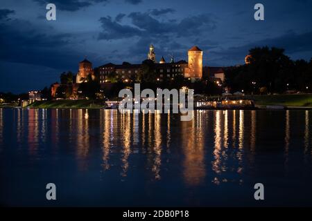 Reflexionen der Lichter in der Weichsel auf dem Wawel Schloss in Krakau, Polen in einer Sommernacht. Stockfoto