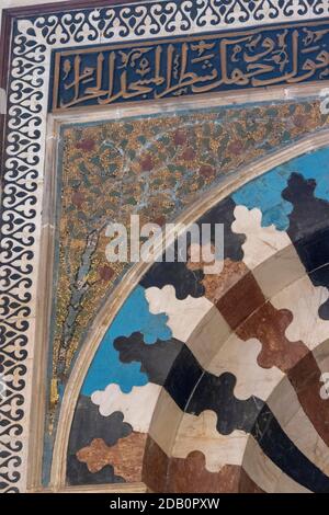 Taybarsiyya madrasa, Detail von Mosaik und Inlay mihrab Stockfoto