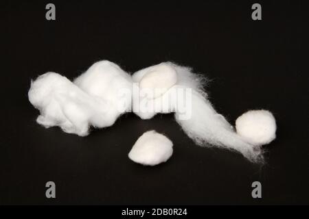 Eine Nahaufnahme von weißen Baumwollkugeln isoliert auf schwarz Hintergrund Stockfoto