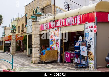 4. Mai 2018 eine kleine Ecke Minimarkt in der Drusen arabische Stadt Buqata in Israel in einer ruhigen Freitag Nachmittag vor dem Sabbat.