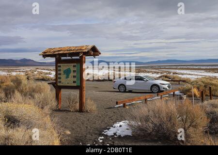 LEE VINING, CALIFORNIA, USA - Nov 14, 2020: Ein Auto wird am Black Point Trailhead Parkplatz am Nordufer des Mono Lake geparkt. Stockfoto