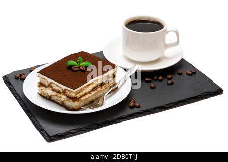 Traditionelle italienische Tiramisu Dessert quadratische Portion auf Keramikplatte und tasse frischen Espresso auf Stein Serving Schneidebrett Isoliert auf Weiß Stockfoto