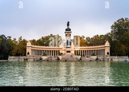 Denkmal für Alfonso XII und Teich im Buen Reiro Park In Madrid im Herbst ist es am Morgen leicht bewölkt Herbsttag Stockfoto
