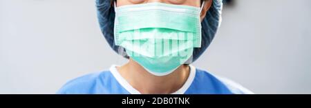 Asiatische Ärztin trägt Schutz Gesichtsmaske gegen Coronavirus. Banner medizinisches Personal präventive Hintergrund mit Kopieplatz im Krankenhaus Stockfoto