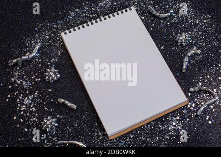 Neujahrsauflösung Torliste mit silbernen Glitzer-Sternen auf schwarzem Hintergrund. Änderungs- und Bestimmungs-Konzept. Stockfoto