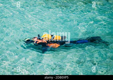 Taucher schwimmen unter Wasser im Meer Ozean. Stockfoto