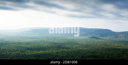 Herrliche Luftaufnahme des Ta Phraya National Park am Regen Morgen, Landschaft tropischen Wald, bedeckt die Berge, Thailand und Kambodscha Grenze. Stockfoto