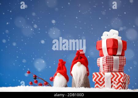 Weihnachtskarte. Noel Gnome, kleine Geschenke und Zweig der Beeren Stockfoto