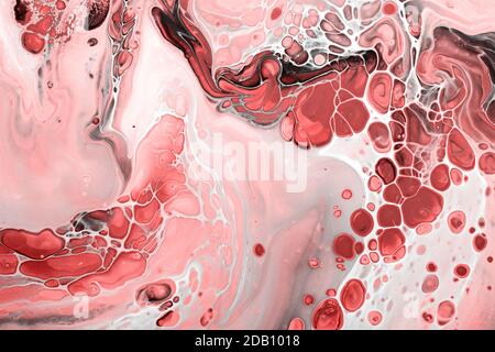 Flüssige Kunst. Abstrakter Marmorhintergrund oder Textur. Rote Blasen mit rosa Wellen Stockfoto