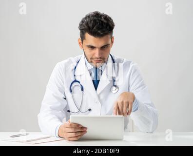 Junge arabische Internistin mit Tablet-Computer Stockfoto