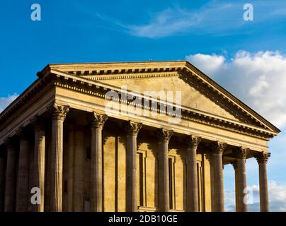 Die neoklassizistische Steinfassade des Birmingham Town Hall England UK wurde 1834 erbaut und basiert auf einem korinthischen Tempel mit rustisiertem Stein. Stockfoto