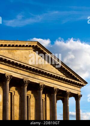 Die neoklassizistische Steinfassade des Birmingham Town Hall England UK wurde 1834 erbaut und basiert auf einem korinthischen Tempel mit rustisiertem Stein. Stockfoto