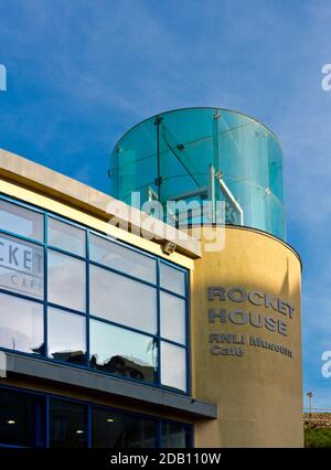 Rocket House Cafe und RNLI Henry Blogg Museum auf der Strandpromenade in Cromer im Norden Norfolk England Stockfoto