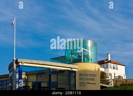 Rocket House Cafe und RNLI Henry Blogg Museum auf der Strandpromenade in Cromer im Norden Norfolk England Stockfoto