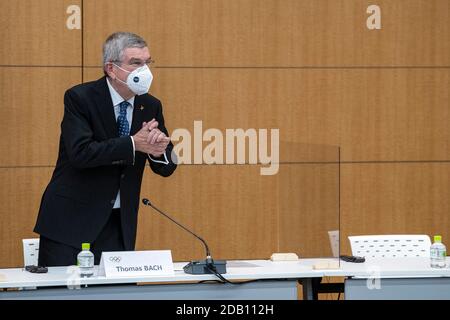 Tokio, Japan. November 2020. Der Präsident des Internationalen Olympischen Komitees, Thomas Bach, zeigt sich den Teilnehmern bei seiner Ankunft zu einer Pressekonferenz am 16. November 2020 in Tokio, Japan. Herr Bach besucht drei Tage Tokio, um über die Olympischen und Paralympischen Spiele 2020 zu sprechen, die wegen der Coronavirus-Pandemie Covid-19 verschoben wurden. Ein kürzlich angekündigtem Impfstoff gegen das Virus hat Hoffnung geweckt, dass die Spiele mit ausländischen Zuschauern Schieß los. werden. Quelle: POOL/ZUMA Wire/Alamy Live News Stockfoto