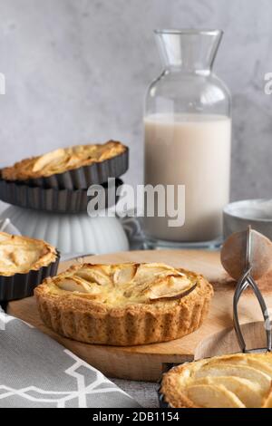 Bereit, Apfelkuchen auf grauem Hintergrund zu essen Stockfoto