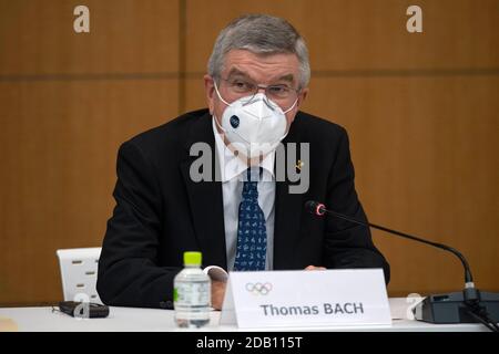 Tokio, Japan. November 2020. Der Präsident des Internationalen Olympischen Komitees, Thomas Bach, trägt eine Gesichtsmaske, während er während einer Pressekonferenz am 16. November 2020 in Tokio, Japan, spricht. Herr Bach besucht drei Tage Tokio, um über die Olympischen und Paralympischen Spiele 2020 zu sprechen, die wegen der Coronavirus-Pandemie Covid-19 verschoben wurden. Ein kürzlich angekündigtem Impfstoff gegen das Virus hat Hoffnung geweckt, dass die Spiele mit ausländischen Zuschauern Schieß los. werden. Quelle: POOL/ZUMA Wire/Alamy Live News Stockfoto