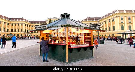 kiosk mit Punsch und Glühwein anlässlich des Adventmarktes vor dem Schloss Schönbrunn in Wien, Österreich Stockfoto