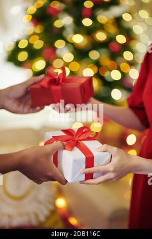 Menschen tauschen Weihnachtsgeschenke aus Stockfoto