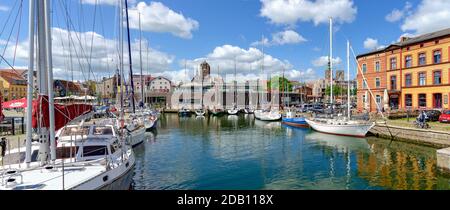 Segelboote auf dem sogenannten Querkanal in der ehemaligen Hansestadt Stralsund, Deutschland Stockfoto