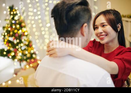 Verliebte Paare feiern Weihnachten Stockfoto