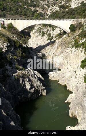 Der Pont du Diable in der Wüste Saint Guilhem - Frankreich Stockfoto