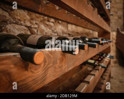 BRE, SLOWENIEN - 11. Dez 2018: Weinflaschen auf Holzregalen im alten Keller. Weingut, Weinherstellung, Weinflaschen auf dem Display Stockfoto