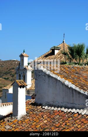 Stadthaus Dächer, weiß getünchten Dorf (Pueblo Blanco), Macharaviaya, Costa del Sol, Provinz Malaga, Andalusien, Spanien. Stockfoto