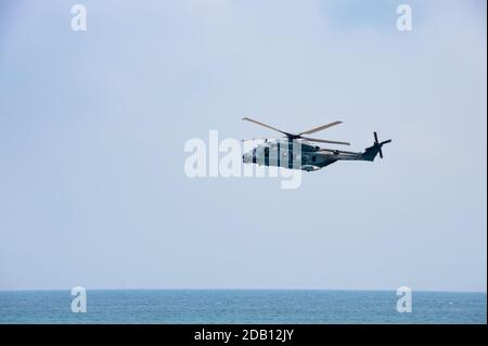 Der italienische Marine-Hubschrauber NH-90 führt eine Bohrmaschine im Hafen von Brindisi durch. Stockfoto