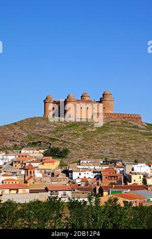 Blick auf das Schloss auf dem Hügel mit der Stadt Gebäude im Vordergrund, La Calahorra, Provinz Granada, Andalusien, Spanien, Europa Stockfoto