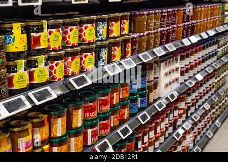 Saint- Laurent- Du- Var, Frankreich 12.11.2020 Bio-Abteilung im Laden. Verschiedene Arten von Marmelade und Konfitur. Selektiver Fokus. Stockfoto