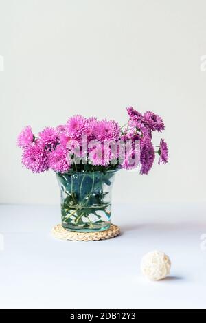 Strauß rosa Chrysanthemen in einer Glasvase, Stillleben, Kopierraum. Stockfoto